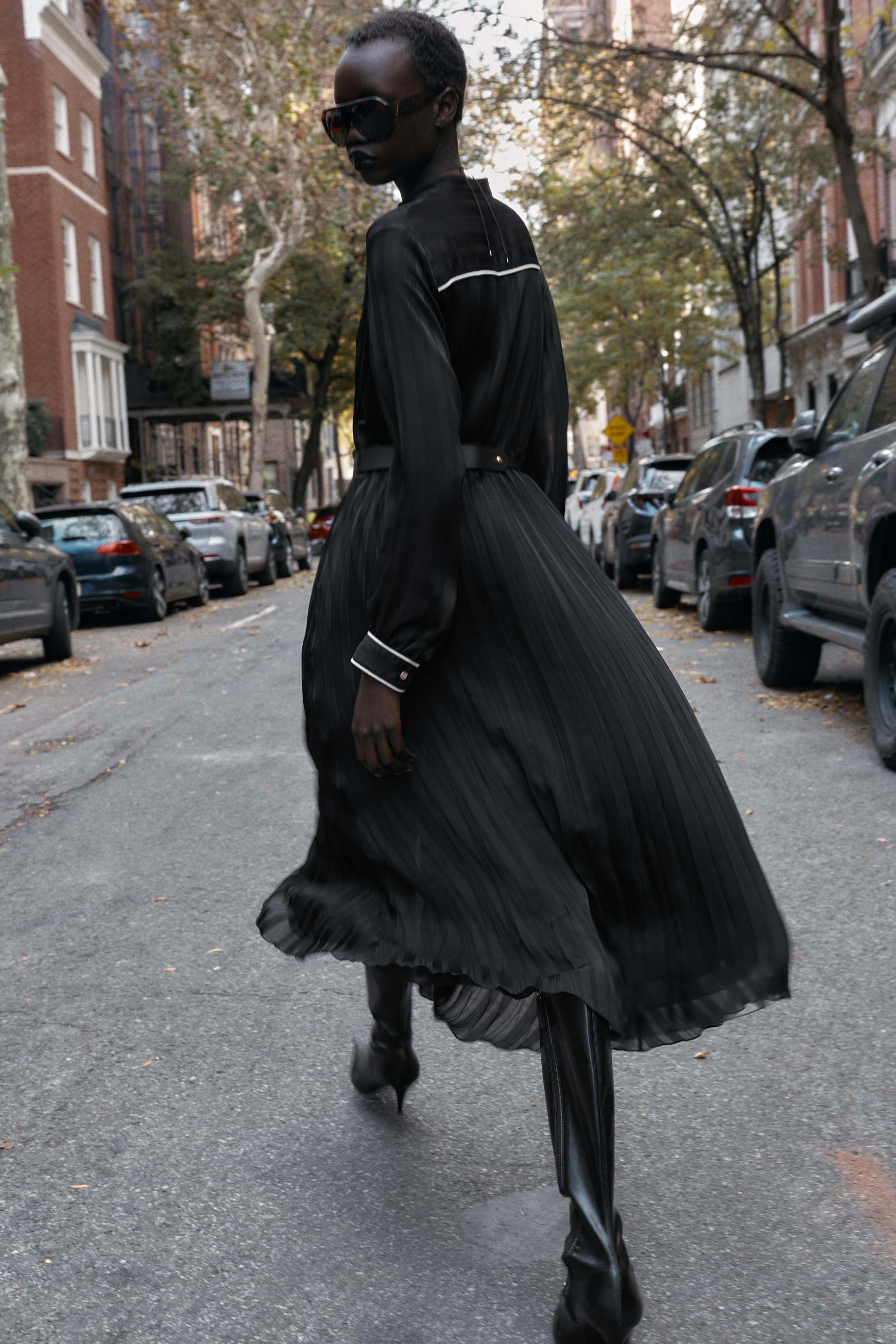 ROBE MI-LONGUE PLISSÉE AVEC CEINTURE ET LISERÉS CONTRASTE